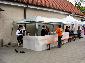 Zwar herrschte wieder mal mieses Wetter auf dem Laimer Anger - aber für rund 1400 Besucher gibt es nur  ein Thema: 2012 soll der Maibaum kommen...